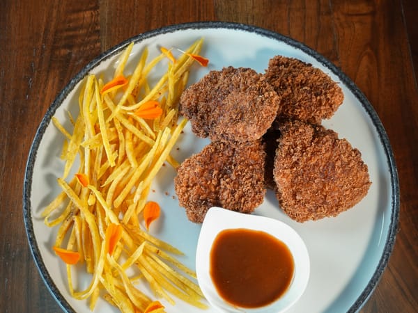 Tenders Crocantes & Chips de Plátano